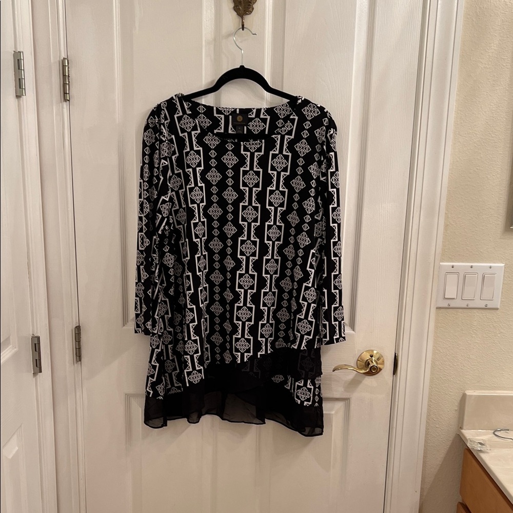 NWOT JM Collection Black and White Geometric Blouse